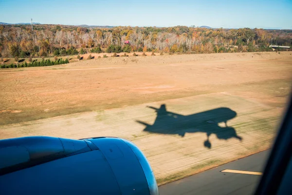 Ombre Avion Goudron Approchant Pour Atterrir Aéroport Charlotte Automne — Photo
