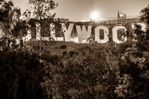 Голливудский Знак Светящийся Ночью — стоковое фото