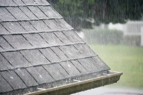 şiddetli yağmur yağıyor geçen fırtınadan