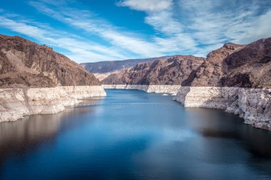 sahneleri Hoover Barajı ve Mike O'Callaghan - Pat Tillman Memorial Köprüsü Plaza çevresinde 