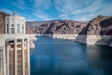 sahneleri Hoover Barajı ve Mike O'Callaghan - Pat Tillman Memorial Köprüsü Plaza çevresinde 