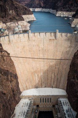 sahneleri Hoover Barajı ve Mike O'Callaghan - Pat Tillman Memorial Köprüsü Plaza çevresinde 