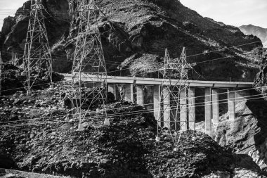 sahneleri Hoover Barajı ve Mike O'Callaghan - Pat Tillman Memorial Köprüsü Plaza çevresinde 