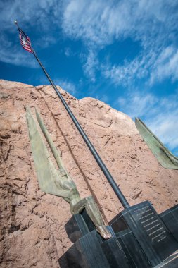 sahneleri Hoover Barajı ve Mike O'Callaghan - Pat Tillman Memorial Köprüsü Plaza çevresinde 