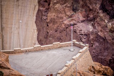 sahneleri Hoover Barajı ve Mike O'Callaghan - Pat Tillman Memorial Köprüsü Plaza çevresinde 