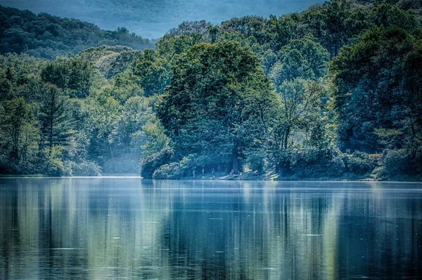 朱利安价格湖 沿北卡罗莱纳州蓝岭风景区干道 — 图库照片