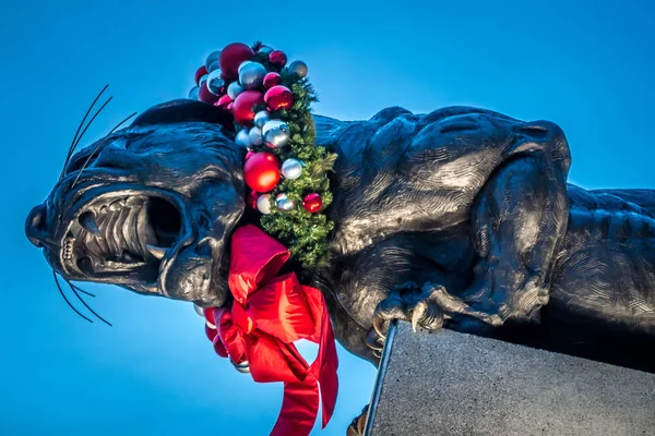Statua Pantera Nera Decorata Corona Natale Charlotte North Carolina — Foto Stock