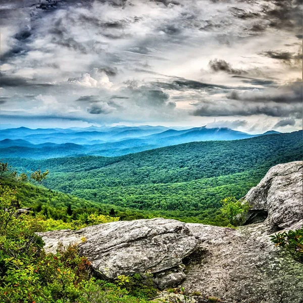 Wychodzą Ostry Grzbiet Wyhamowywanie Blue Ridge Parkway Dekoracje — Zdjęcie stockowe