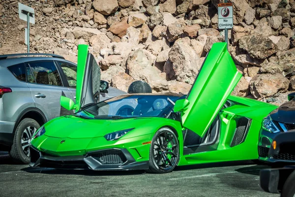 댐에서 주차장에 Italianlamborghini — 스톡 사진