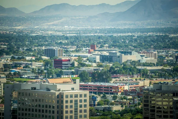 Kırmızı Rock Dağları Yangın Vadisi Çevrelenmiş Las Vegas Şehir — Stok fotoğraf