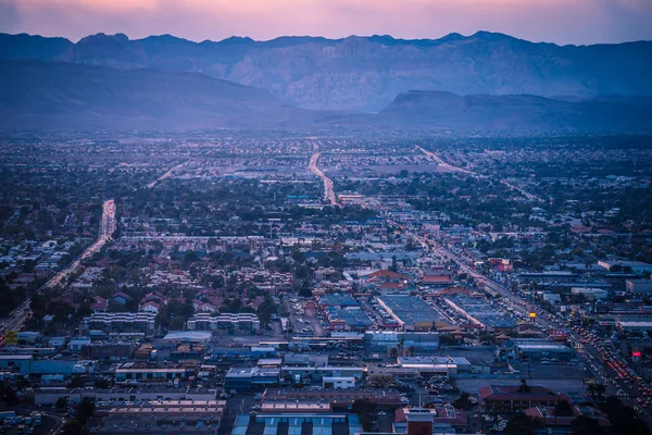 Kırmızı Rock Dağları Yangın Vadisi Çevrelenmiş Las Vegas Şehir — Stok fotoğraf