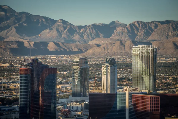 Ciudad Las Vegas Rodeada Montañas Roca Roja Valle Fuego — Foto de Stock