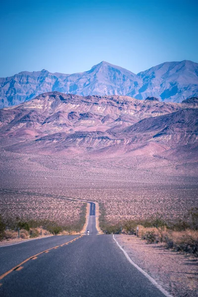 孤独的道路在死亡谷国家公园在加州 — 图库照片