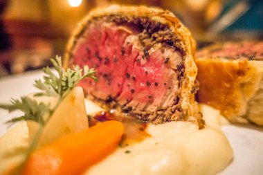 Beef Wellington dilim ıspanak ve havuç ile