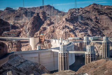 sahneleri Hoover Barajı ve Mike O'Callaghan - Pat Tillman Memorial Köprüsü Plaza çevresinde 