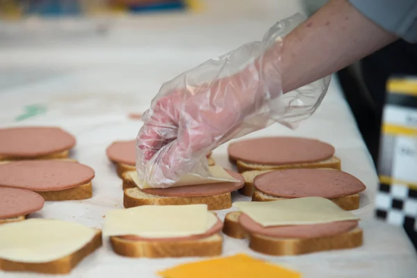 Estudiantes de compañeros de trabajo haciendo comida para la caridad o personas sin hogar — Foto de Stock