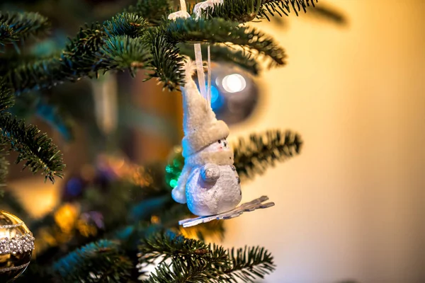 Arbre de Noël vivant décoré pour les vacances — Photo