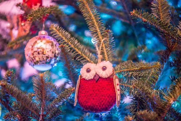 Levande julgran dekorerad för semester — Stockfoto