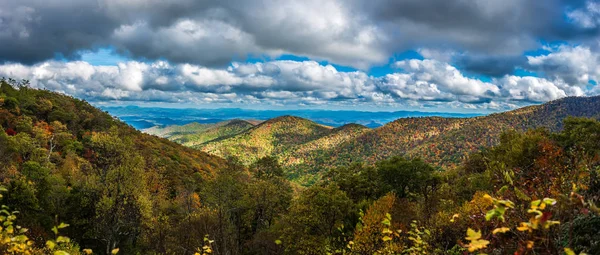 Blauer Grat und rauchige Berge, die im Herbst ihre Farbe ändern — Stockfoto