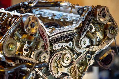 yeniden inşa etmek için kaldırma üzerinde v8 motoru