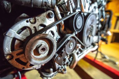 yeniden inşa etmek için kaldırma üzerinde v8 motoru