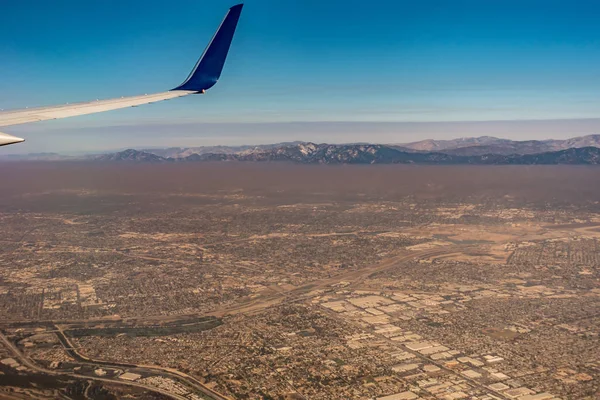 Downtown Los Angeles skyline en voorsteden van vliegtuig en rook — Stockfoto