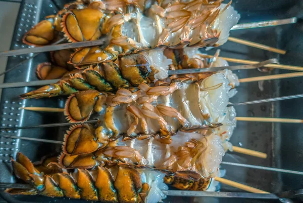 Чистые хвосты омаров, приготовленные для гриля — стоковое фото