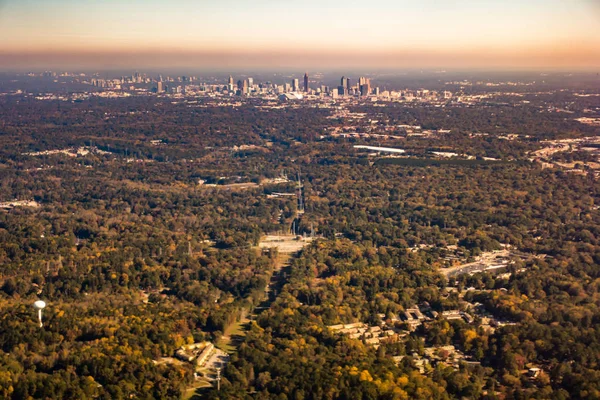 Atlanta panoramę miasta i przedmieścia z ariplane — Zdjęcie stockowe