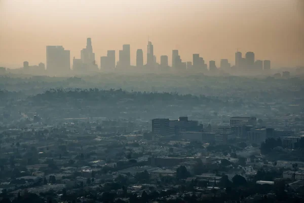 Skyline van Los Angeles en buitenwijken verpakt in rook van woosle fir — Stockfoto