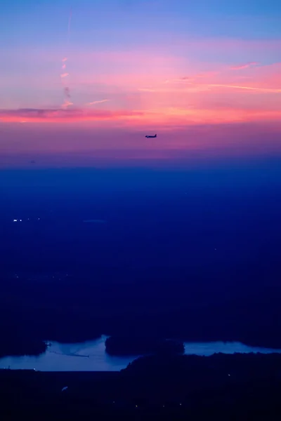 Sole che tramonta sulle nuvole viste dall'aereo — Foto Stock