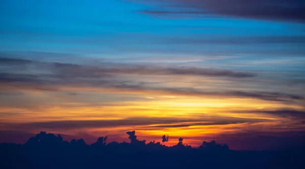 Pôr do sol sobre as nuvens vistas do avião — Fotografia de Stock