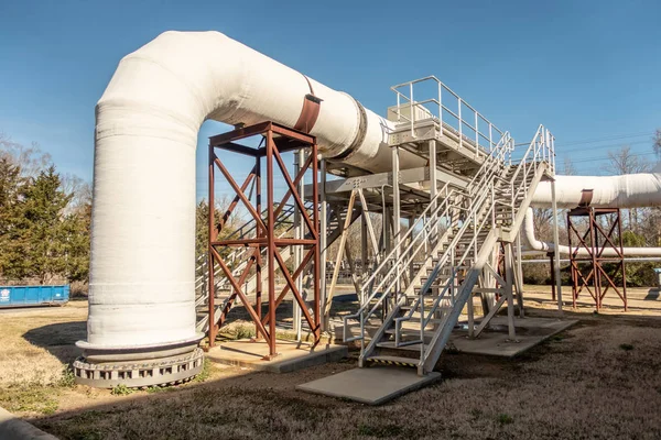 Tubería de agua grande en una planta de tratamiento de aguas residuales — Foto de Stock