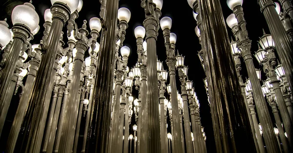 夜のロサンゼルスカリフォルニアのラクマのアーバンライト彫刻 — ストック写真