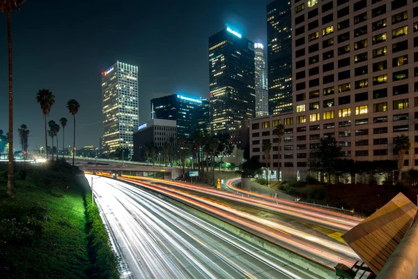 Los angeles, günbatımında otoyol trafik ile Kentsel şehir — Stok fotoğraf