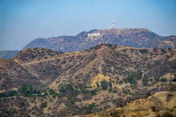 Знаменитий знак Холлівуду на пагорбі на відстані — стокове фото