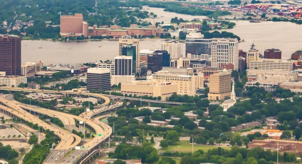 都市のスカイラインと周辺のノーフォークバージニア空中 — ストック写真