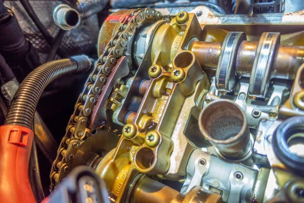 Yeniden inşa edilecek eski motor üzerinde iş yapılması — Stok fotoğraf