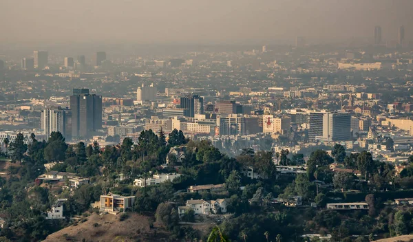 Skyline van Los Angeles en buitenwijken verpakt in rook van woosle fir — Stockfoto