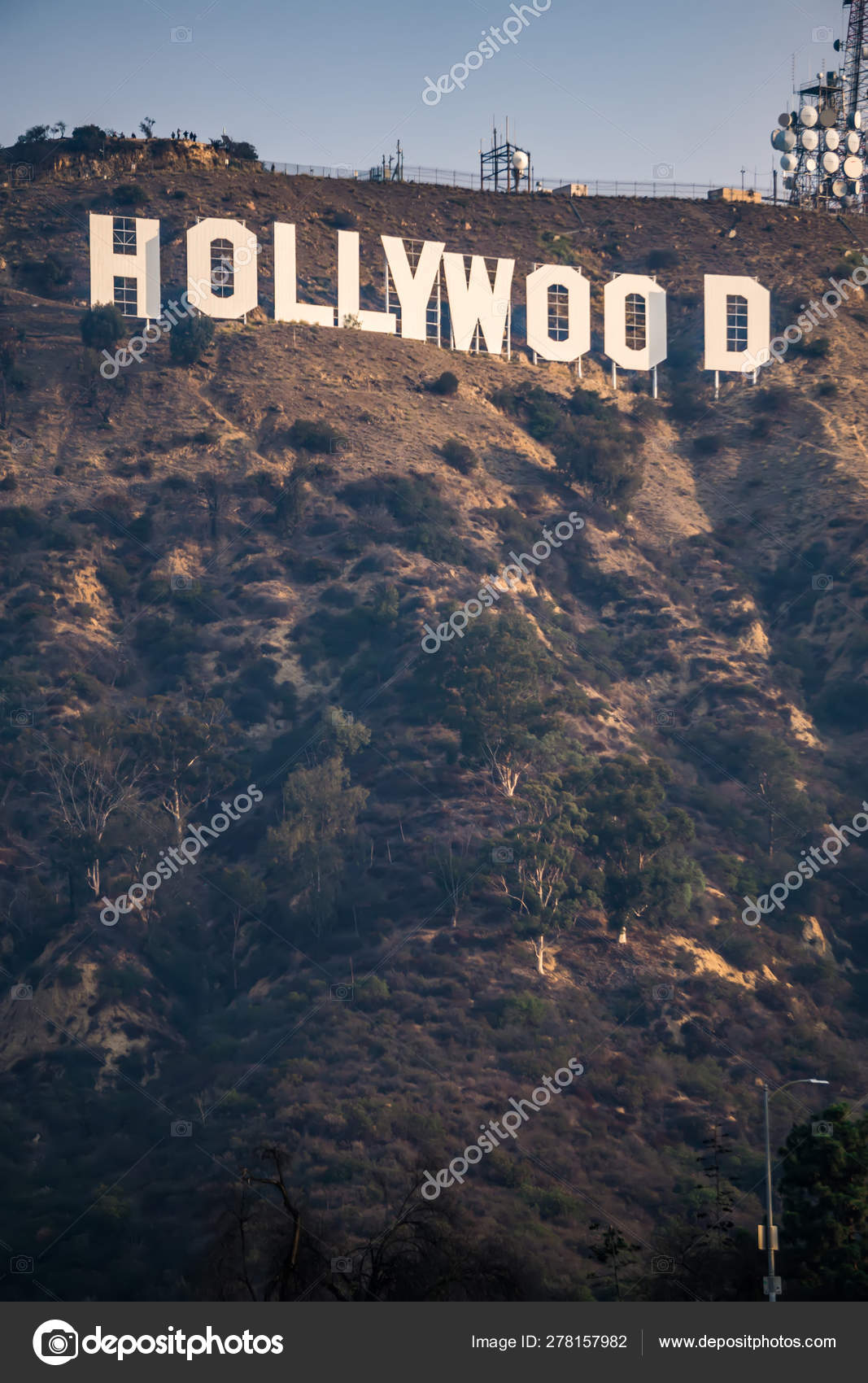 Famoso sinal de Hollywood em uma colina à distância fotos, imagens