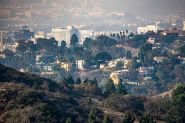 woosley yangınları sırasında gün batımında beverly tepeler ve hollywood tepeleri