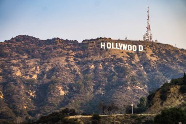 bir mesafede bir tepeüzerinde ünlü hollywood işareti