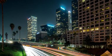Los angeles, günbatımında otoyol trafik ile Kentsel şehir 