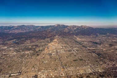 şehir los angeles silueti ve banliyölerinde uçak ve duman