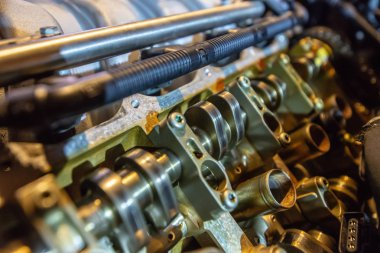 yeniden inşa etmek için kaldırma üzerinde v8 motoru