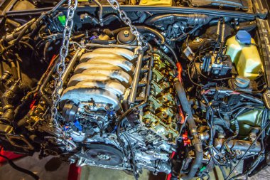 yeniden inşa etmek için kaldırma üzerinde v8 motoru