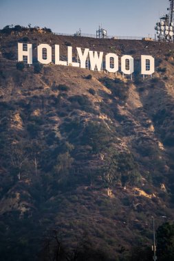 bir mesafede bir tepeüzerinde ünlü hollywood işareti