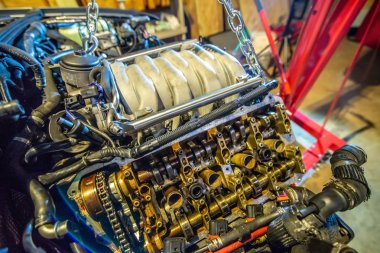yeniden inşa etmek için kaldırma üzerinde v8 motoru