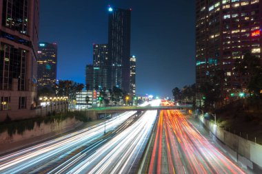 Los angeles, günbatımında otoyol trafik ile Kentsel şehir 