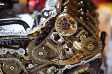 yeniden inşa etmek için kaldırma üzerinde v8 motoru