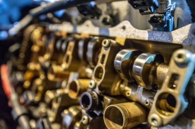 yeniden inşa etmek için kaldırma üzerinde v8 motoru